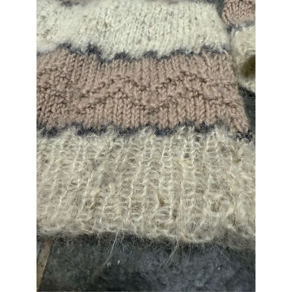Handmade Women's fuzzy Cream Tan Striped 3/4 Sleeves Pullover Sweater Size Mediu - Picture 7 of 7